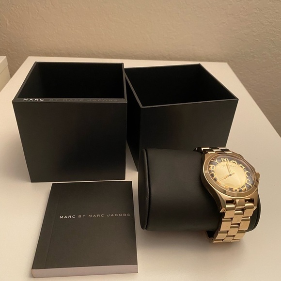 New in box Marc by Marc Jacobs gold link watch - Picture 3 of 10